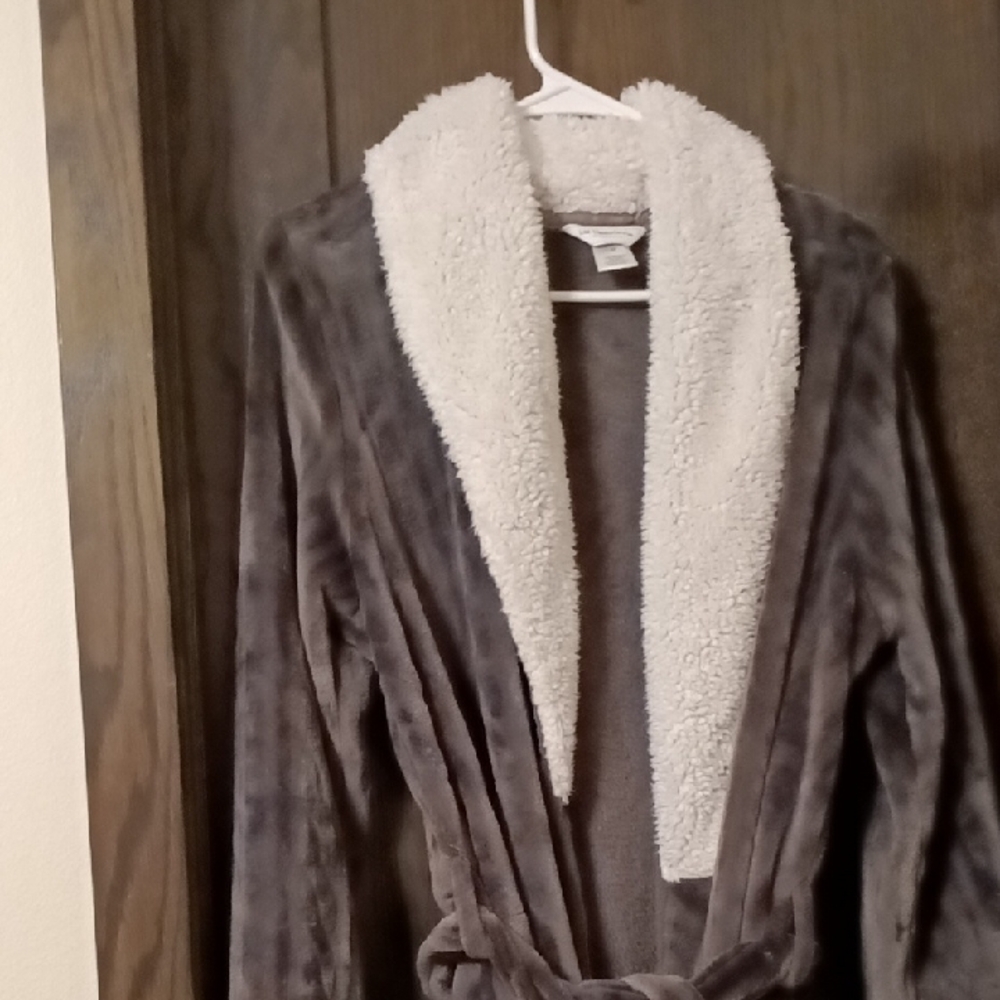Liz Claiborne Women's Plush Robe - Gray and Cream